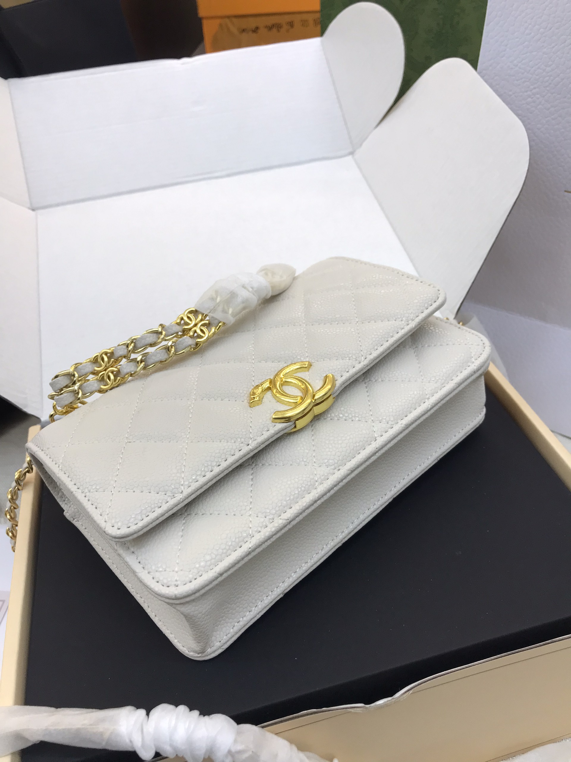 Túi Xách Chanel Woc Super Grain Effect Màu Trắng Khóa Vàng Size 20cm