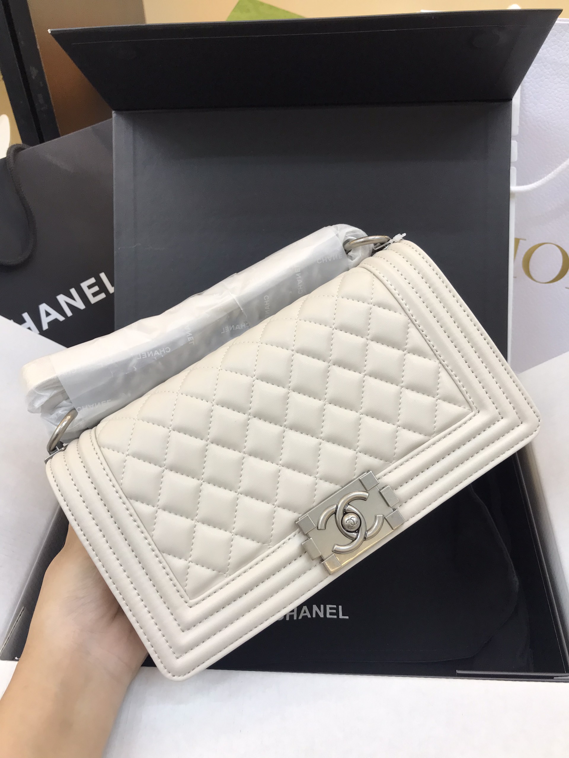Túi Xách Chanel Boy Super White Silver Lock  Size 25cm