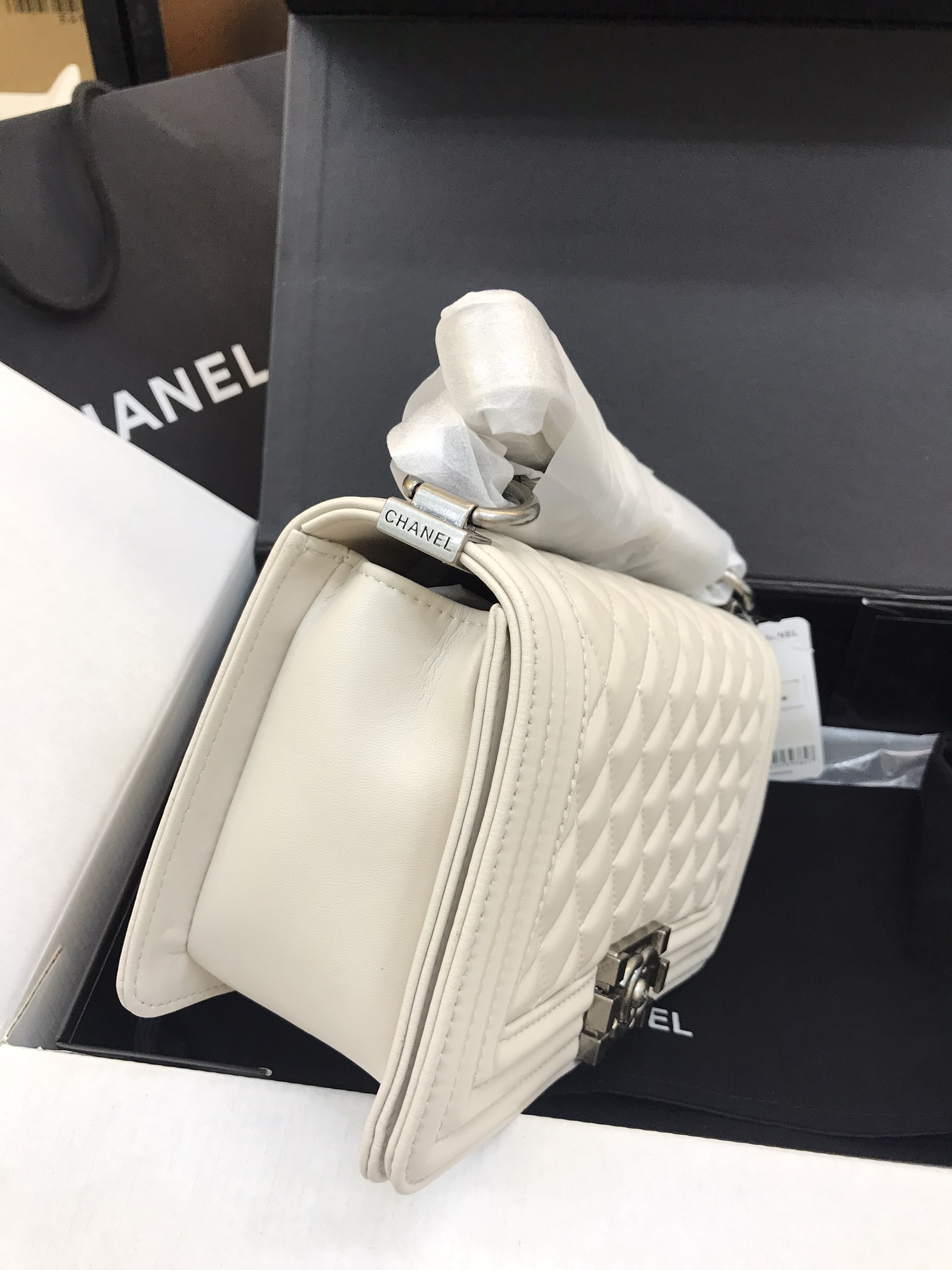 Túi Xách Chanel Boy Super White Silver Lock  Size 25cm