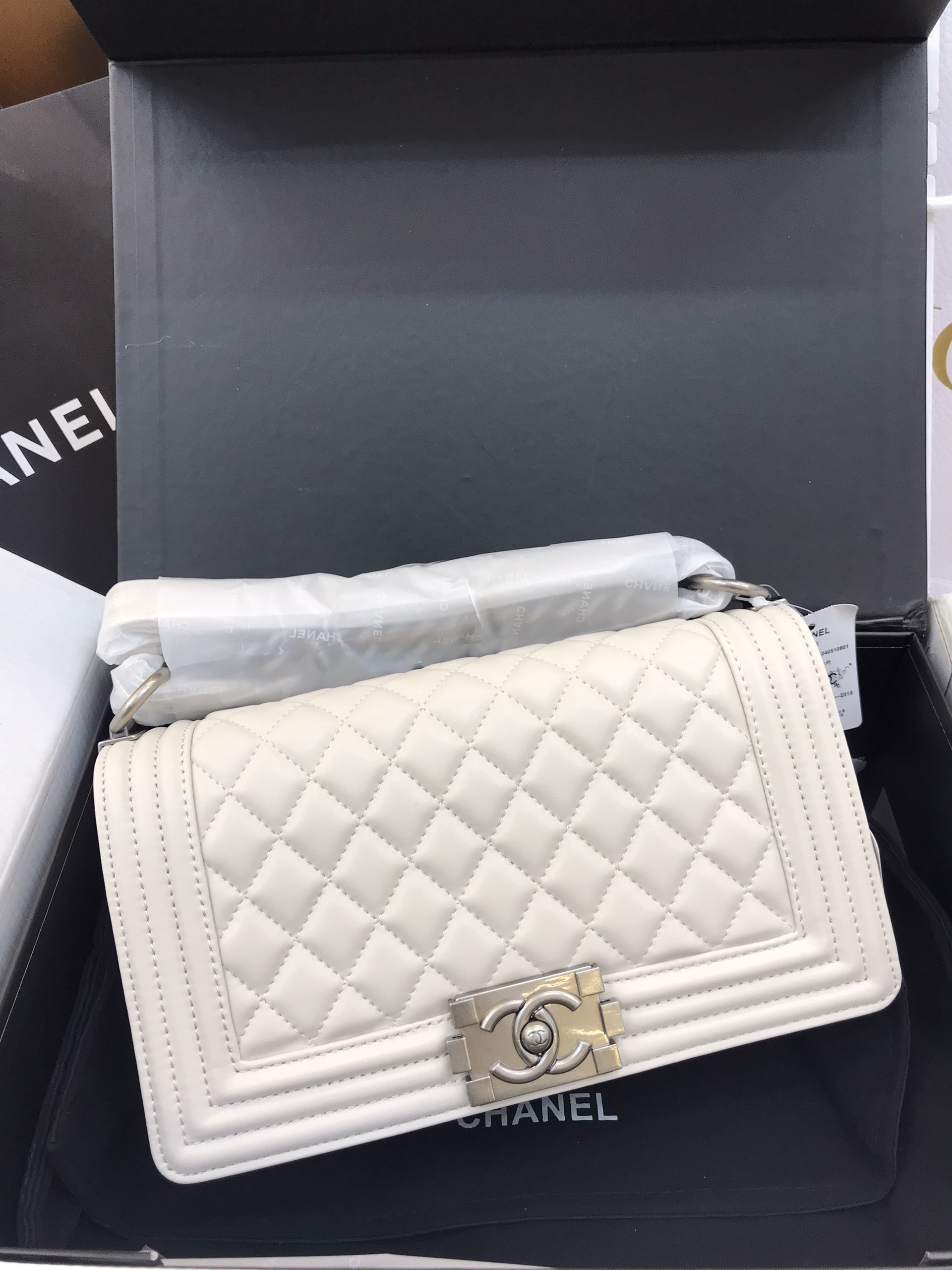 Túi Xách Chanel Boy Super White Silver Lock  Size 25cm