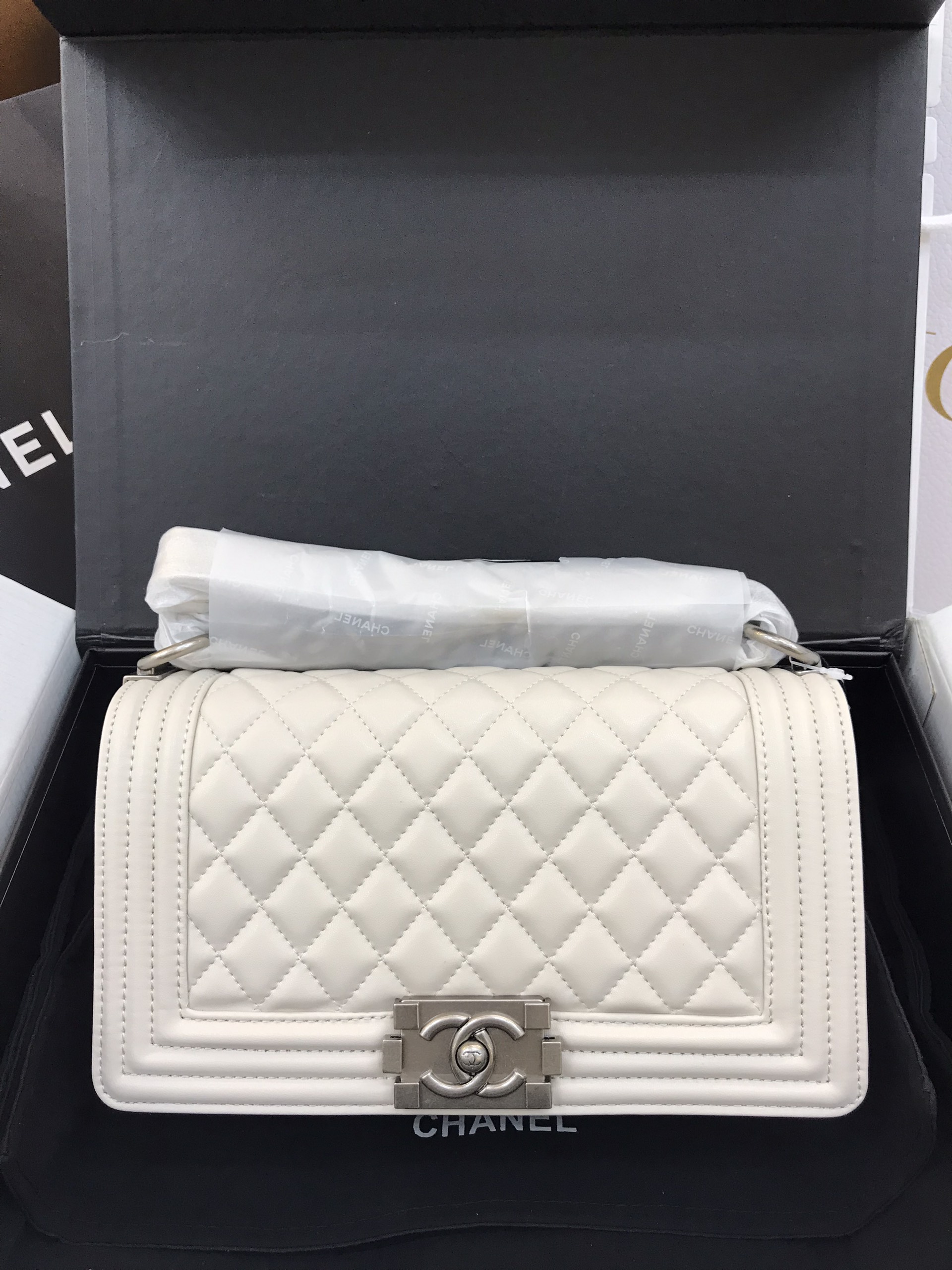 Túi Xách Chanel Boy Super White Silver Lock  Size 25cm