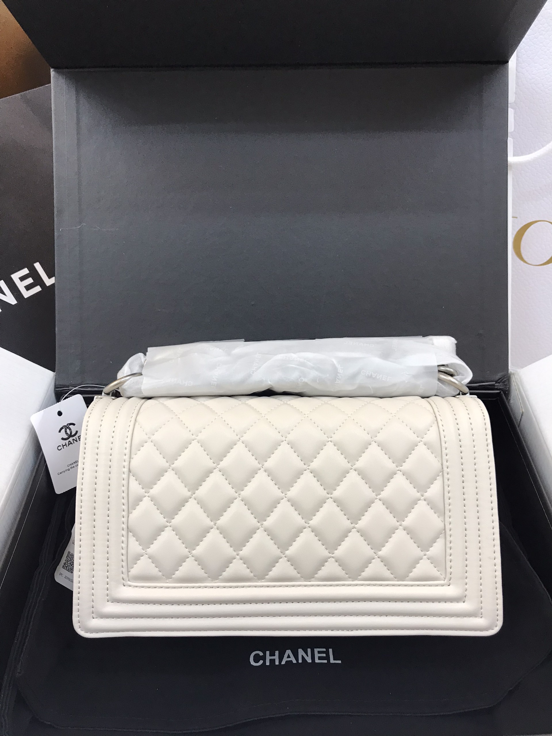 Túi Xách Chanel Boy Super White Silver Lock  Size 25cm