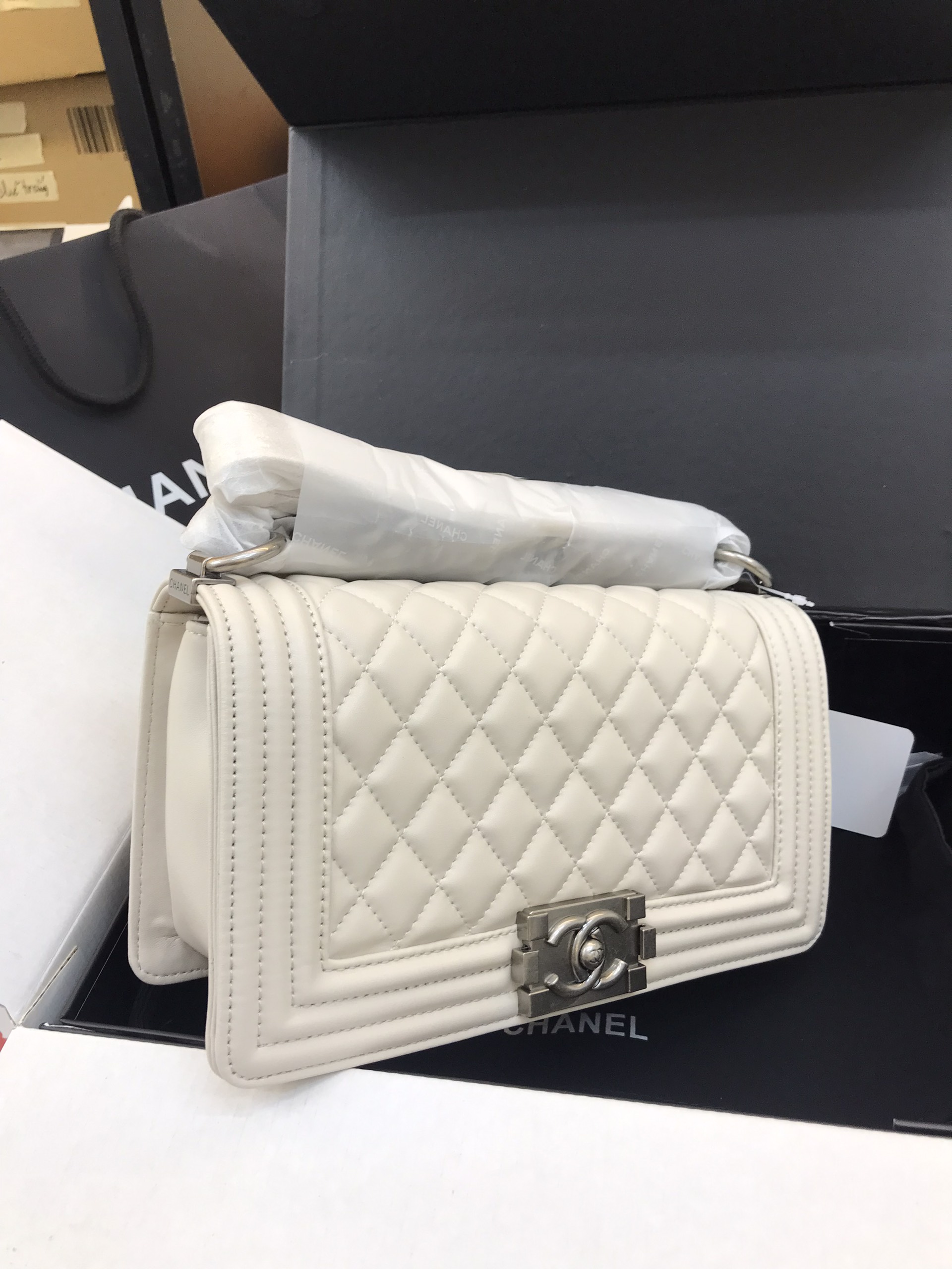 Túi Xách Chanel Boy Super White Silver Lock  Size 25cm