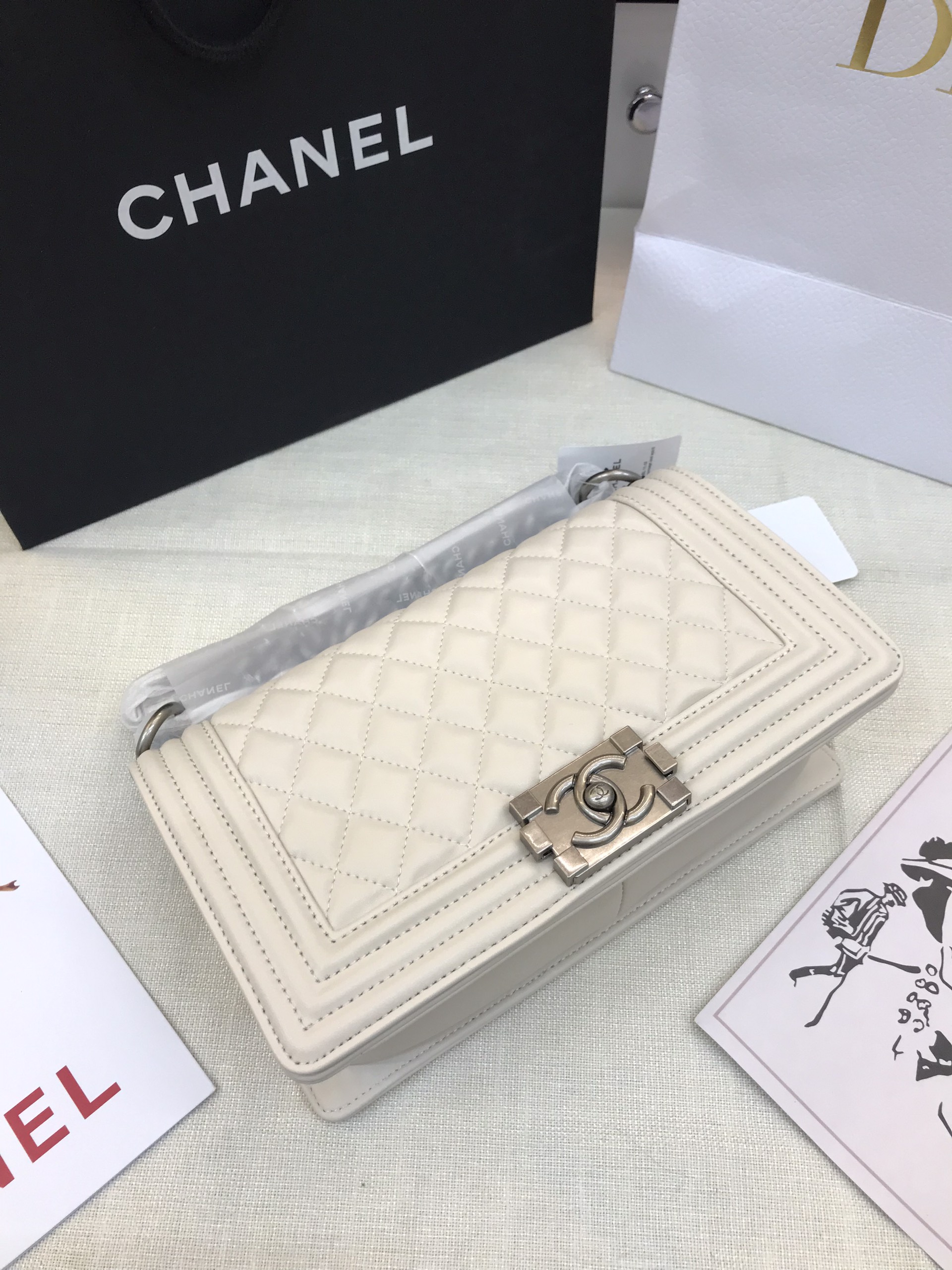 Túi Xách Chanel Boy Super White Silver Lock  Size 25cm
