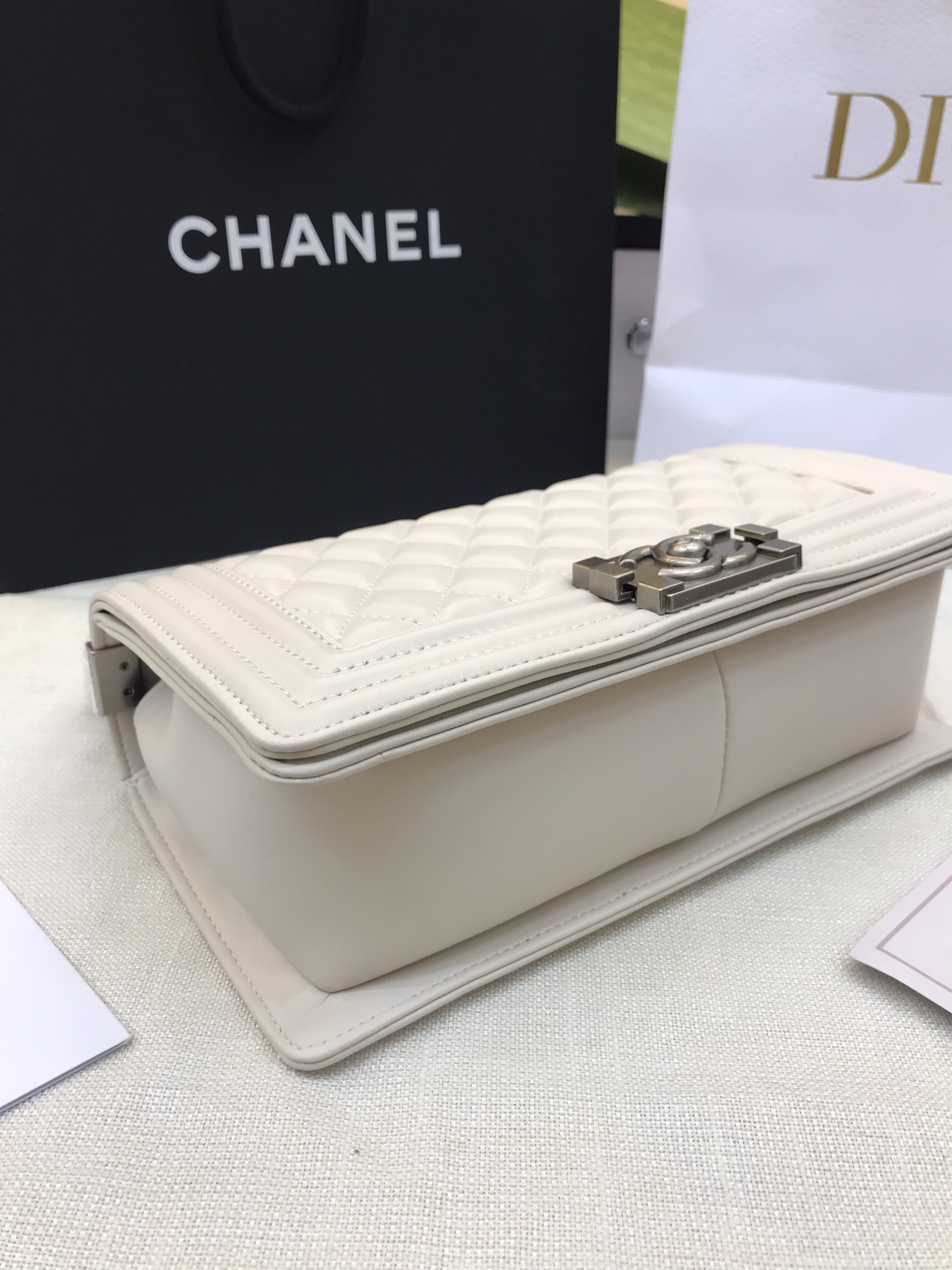Túi Xách Chanel Boy Super White Silver Lock  Size 25cm