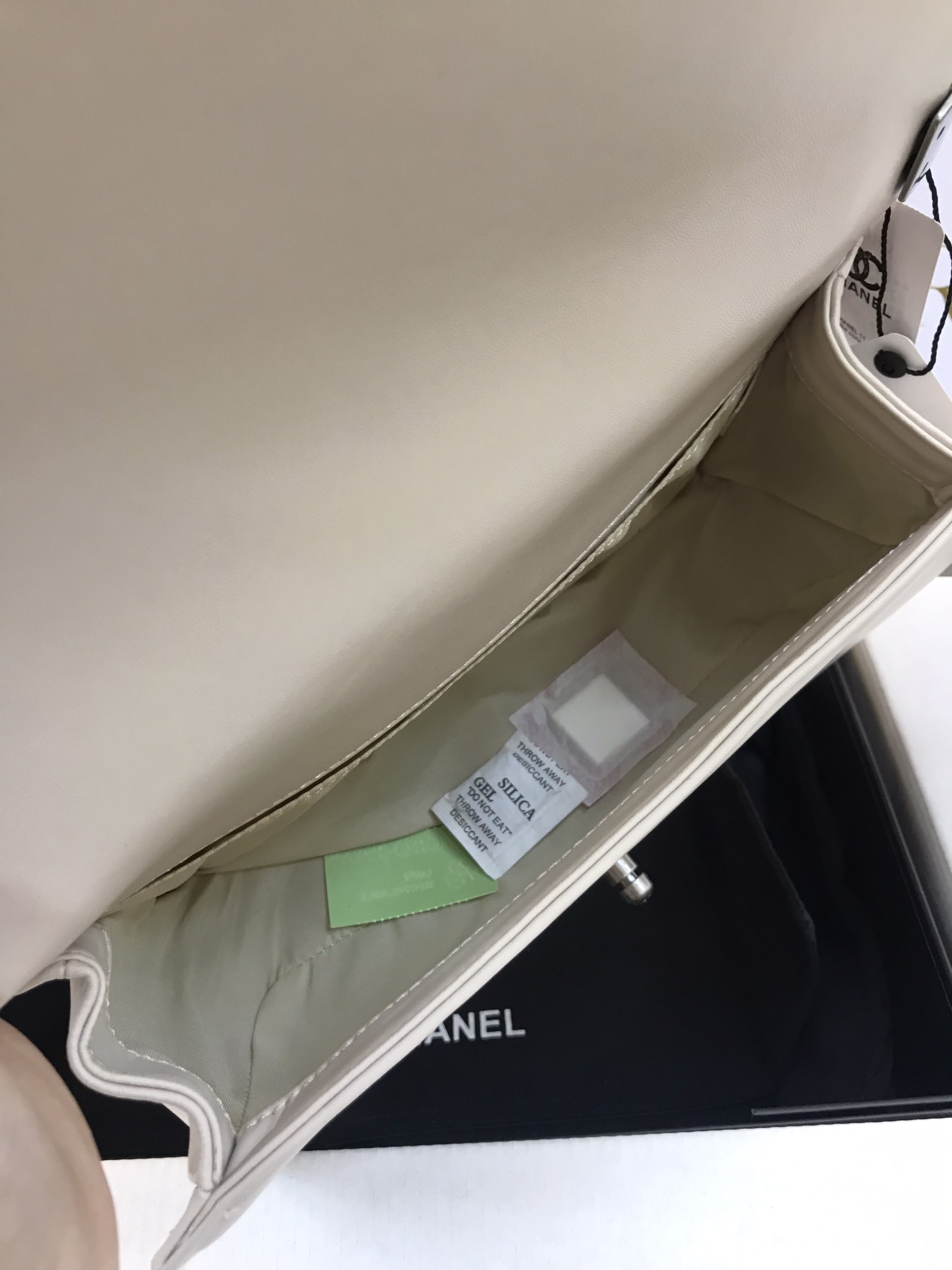 Túi Xách Chanel Boy Super White Silver Lock  Size 25cm
