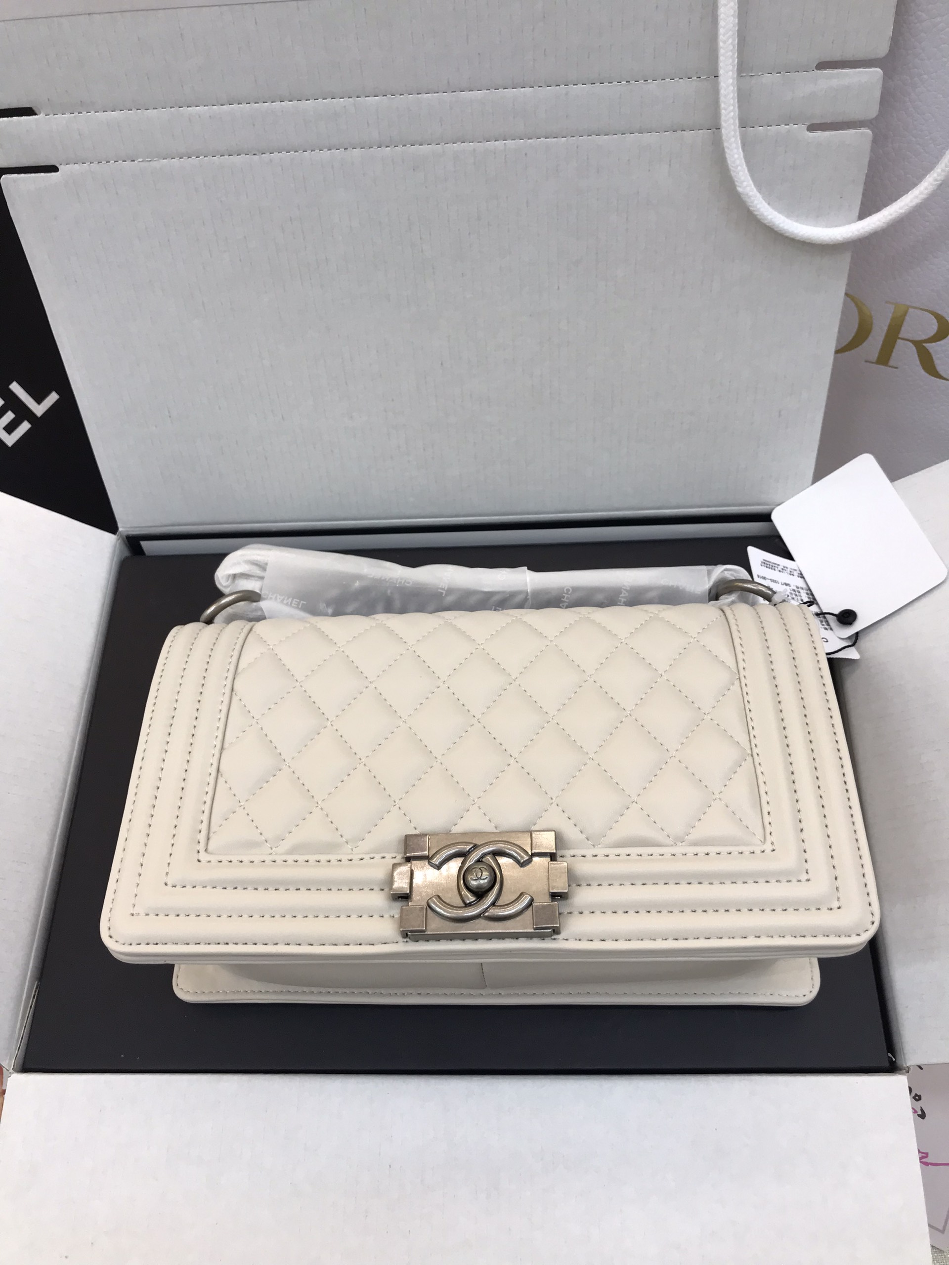 Túi Xách Chanel Boy Super White Silver Lock  Size 25cm