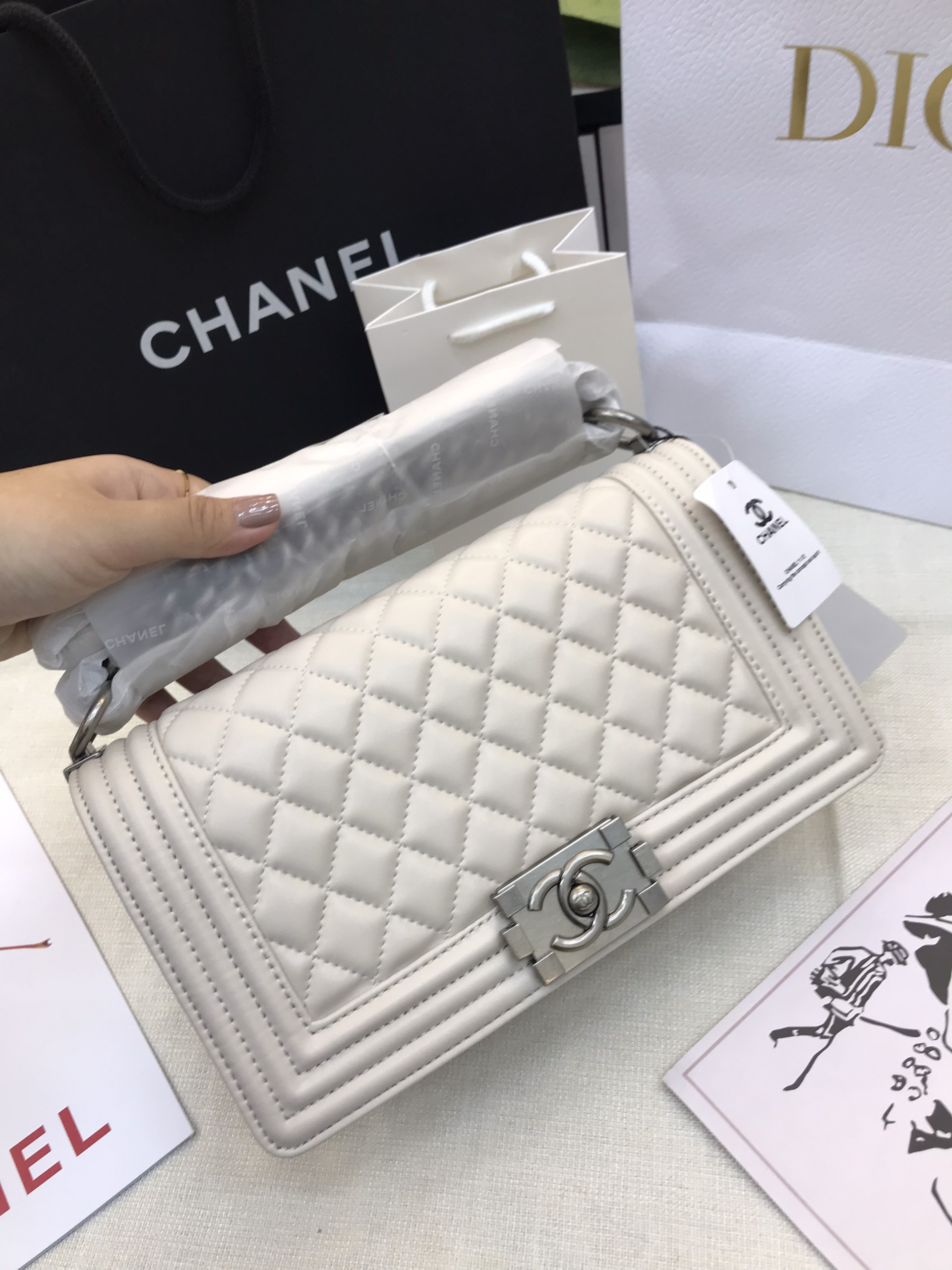 Túi Xách Chanel Boy Super White Silver Lock  Size 25cm