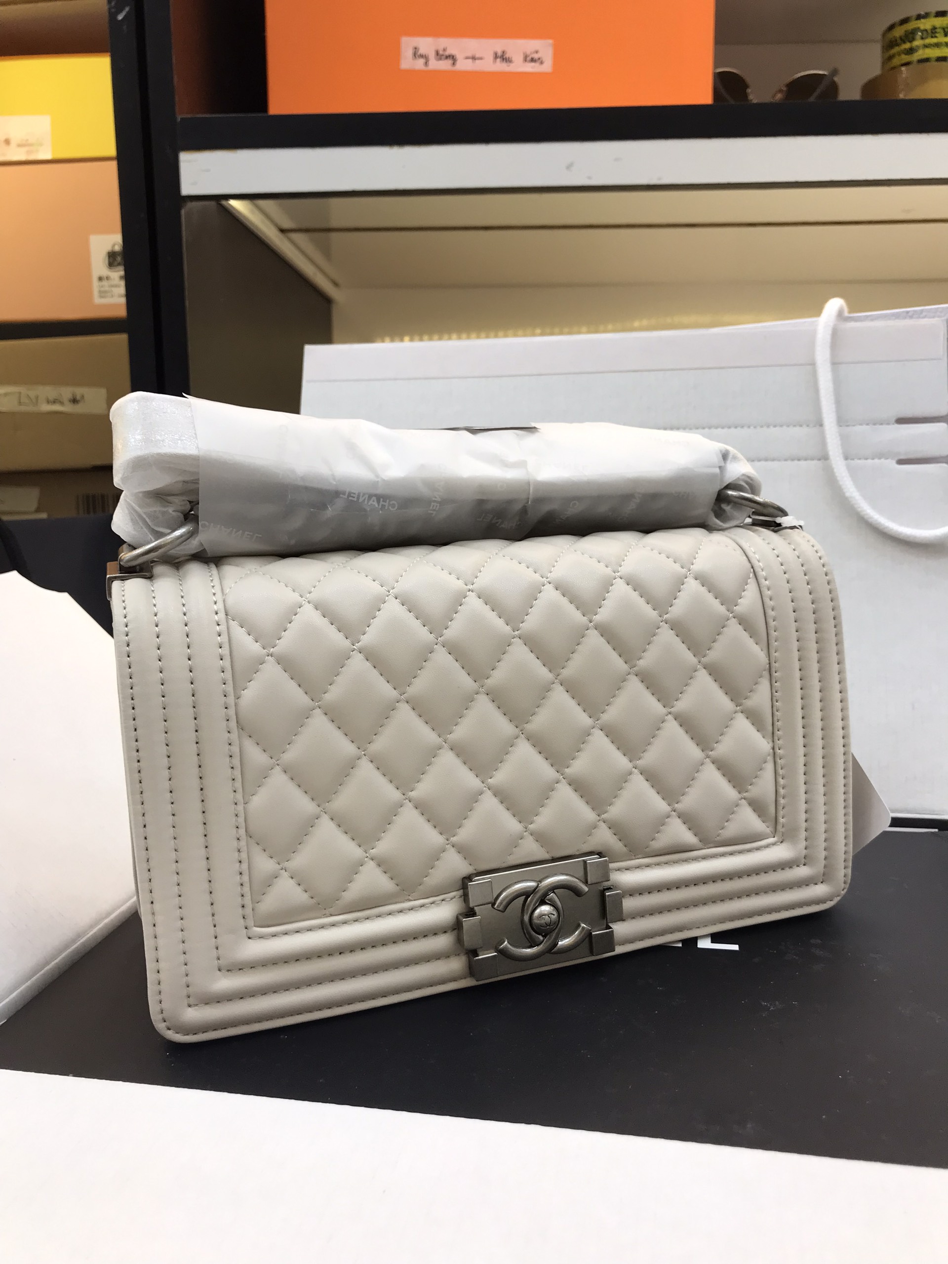 Túi Xách Chanel Boy Super White Silver Lock  Size 25cm