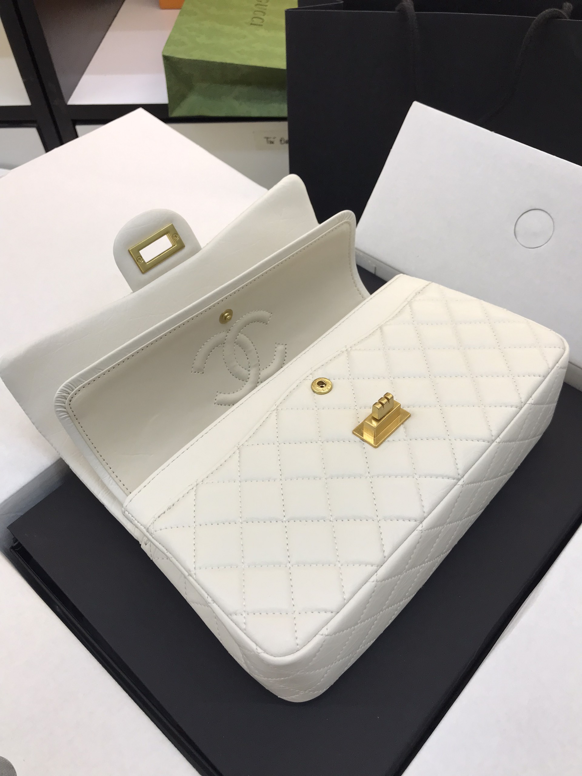Túi Xách Chanel Classic Super Reissue Màu Trắng Khóa Vàng Size 26cm