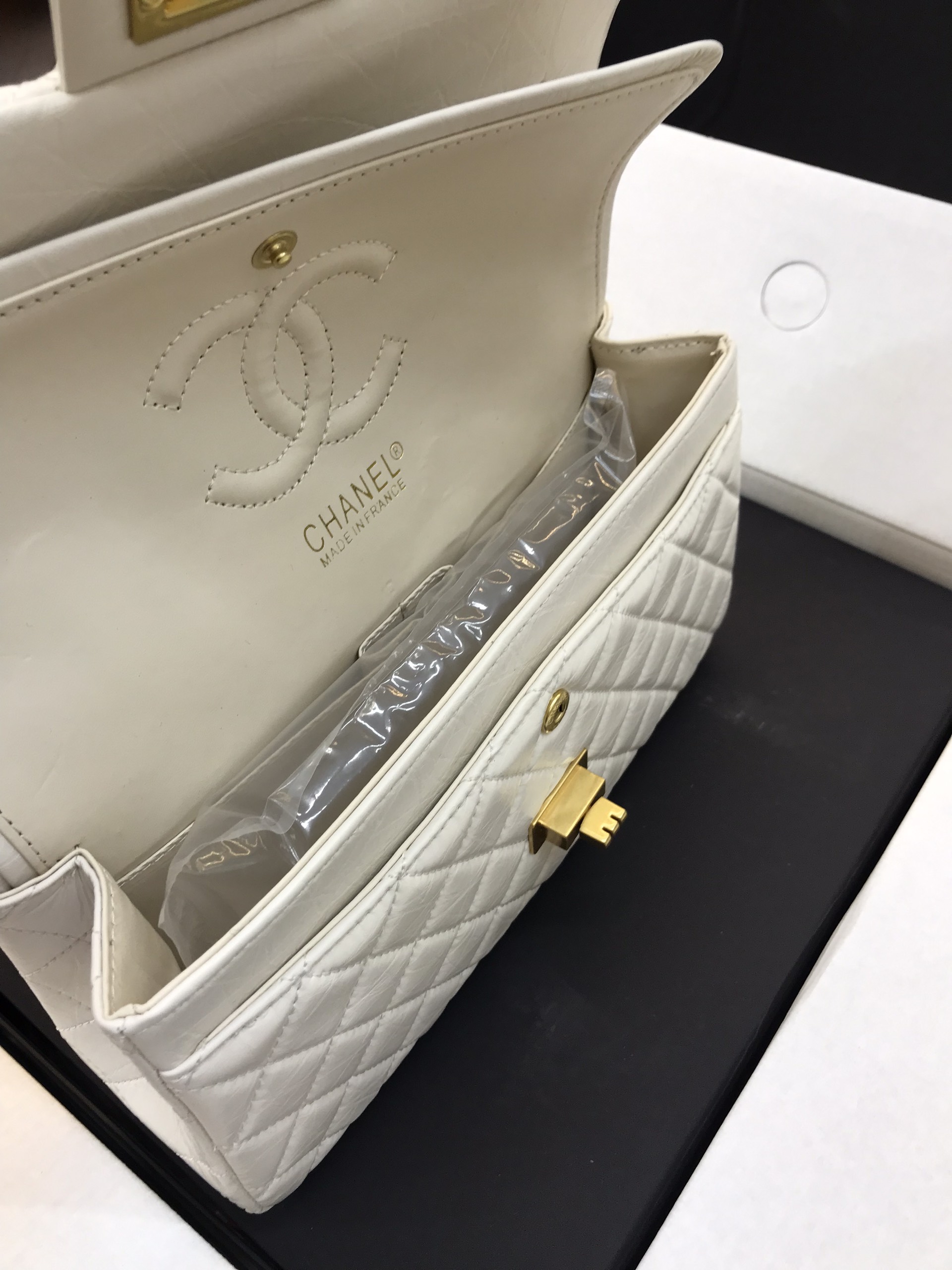Túi Xách Chanel Classic Super Reissue Màu Trắng Khóa Vàng Size 26cm