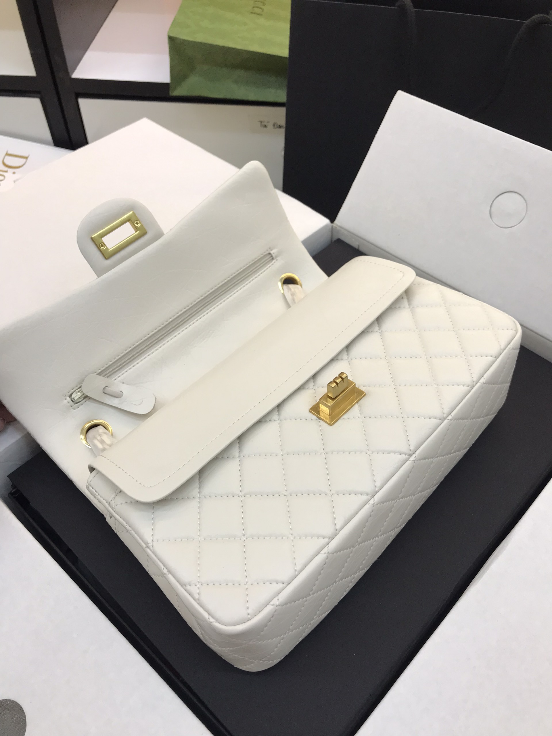 Túi Xách Chanel Classic Super Reissue Màu Trắng Khóa Vàng Size 26cm