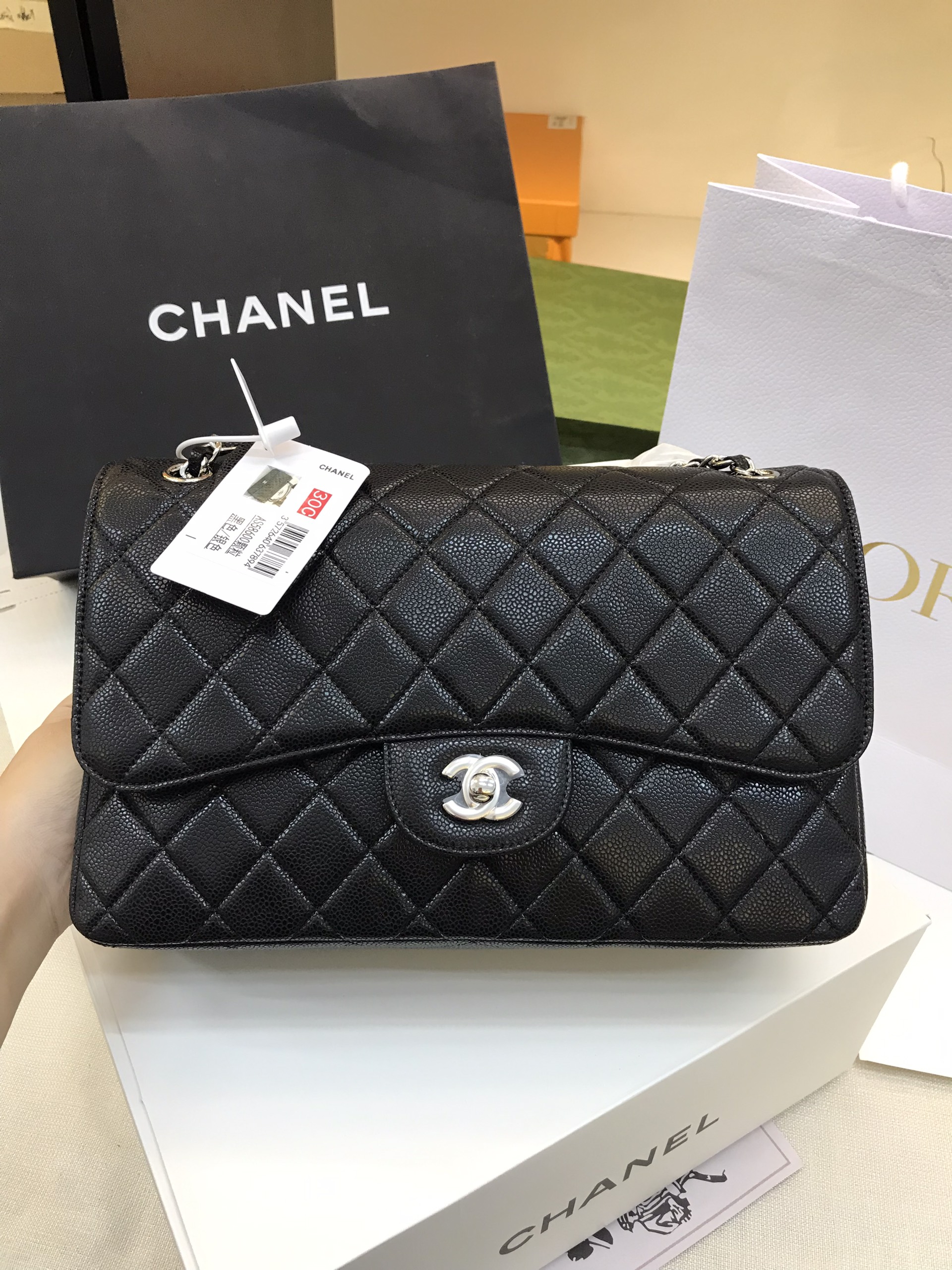 Túi Xách Chanel Classic Super Màu Đen Da Hạt Khóa Bạc Size 30cm