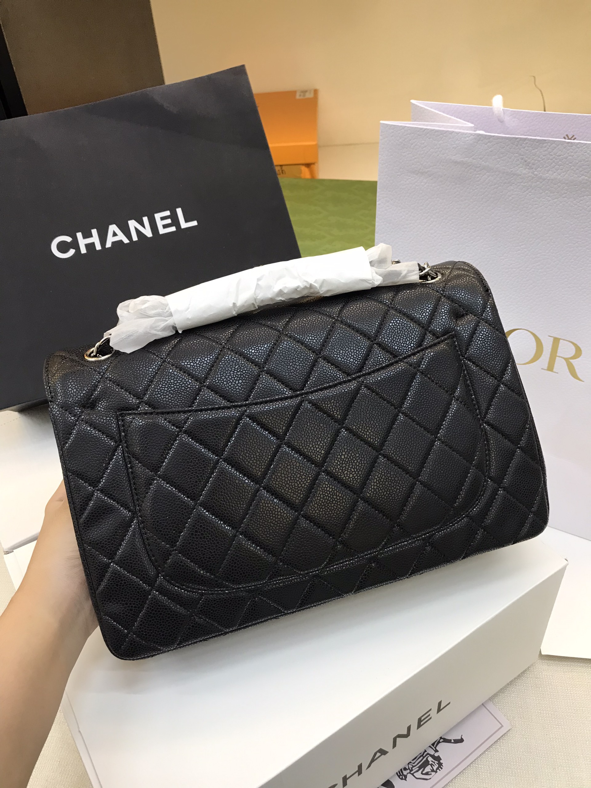 Túi Xách Chanel Classic Super Màu Đen Da Hạt Khóa Bạc Size 30cm