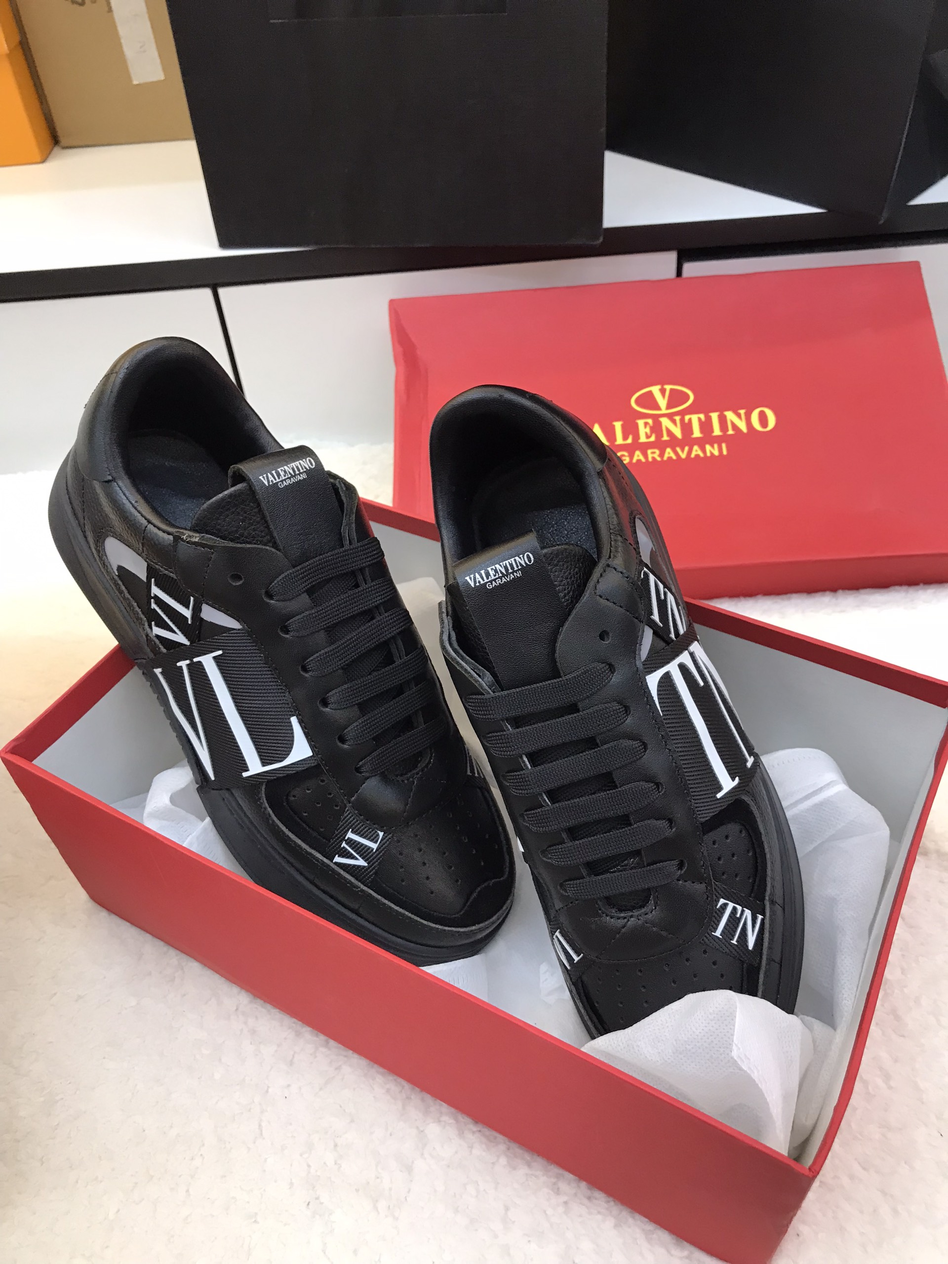 Giày Valentino Super Màu Đen Size 40