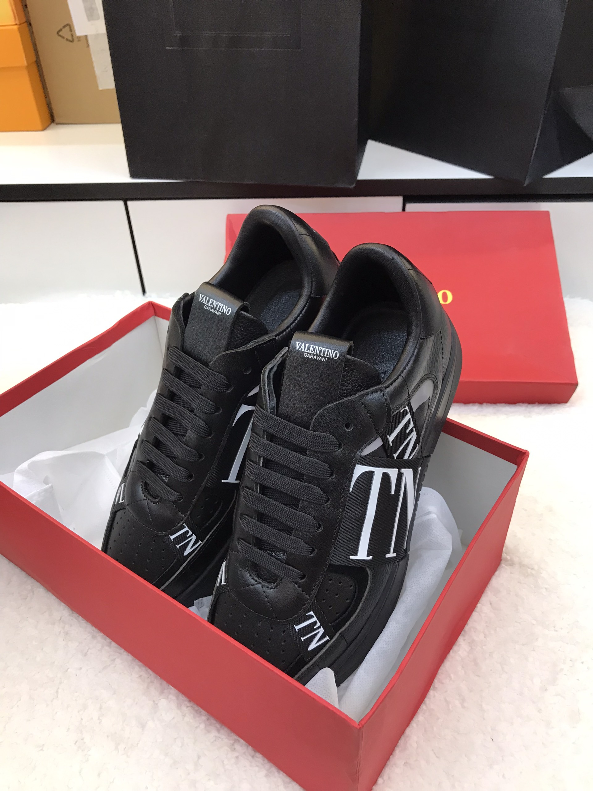Giày Valentino Super Màu Đen Size 40