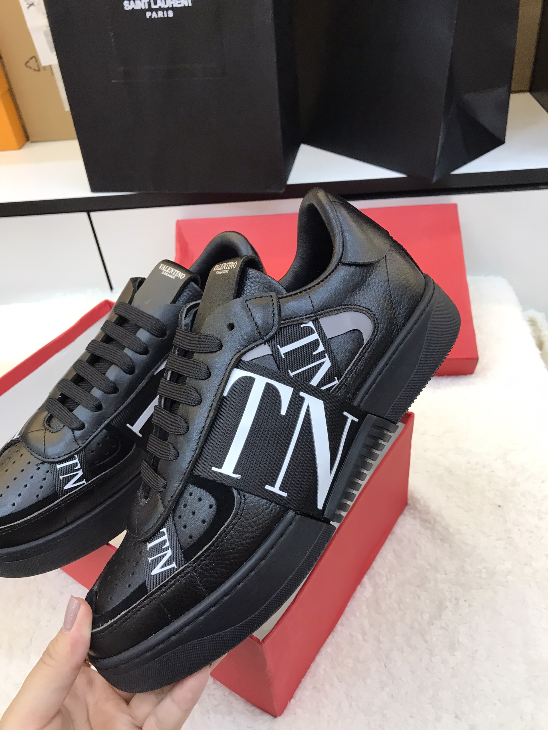 Giày Valentino Super Màu Đen Size 40