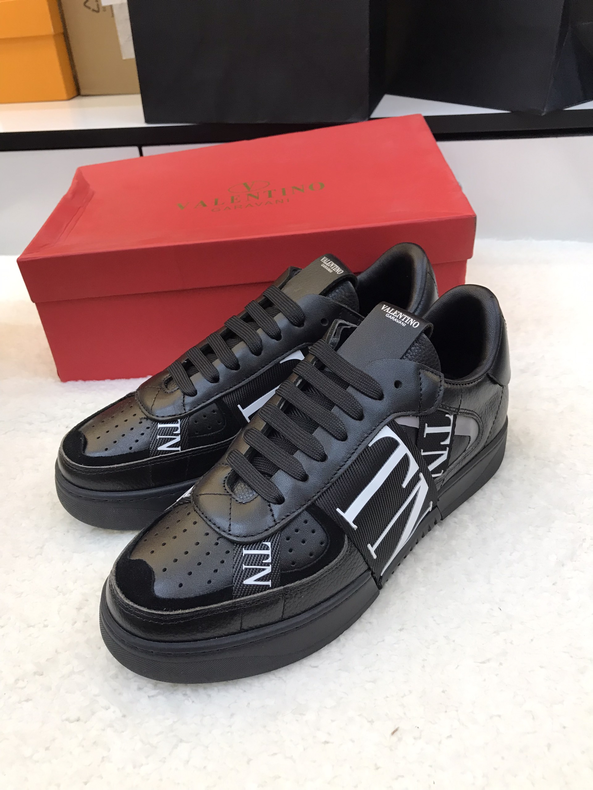 Giày Valentino Super Màu Đen Size 40