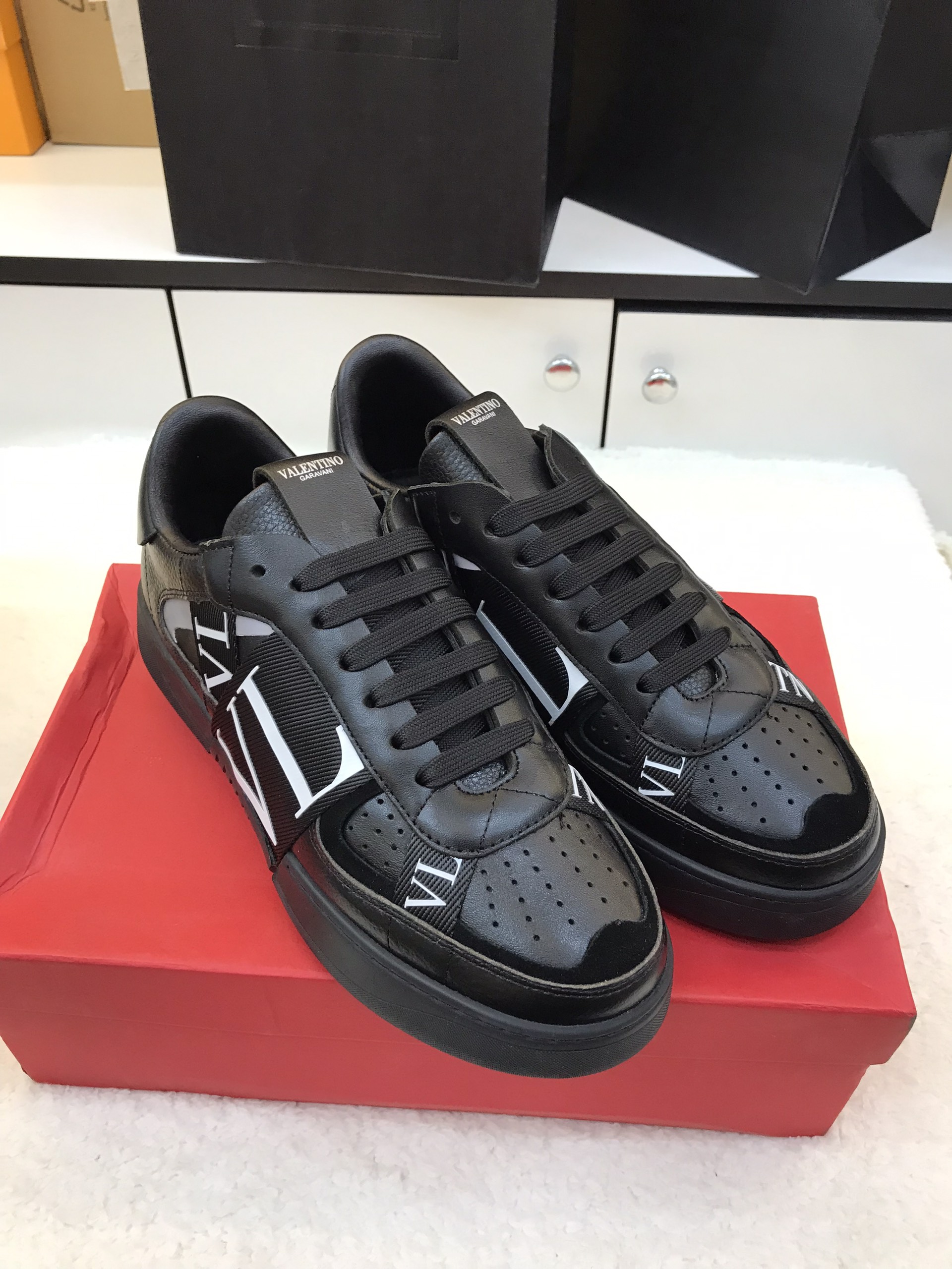 Giày Valentino Super Màu Đen Size 40