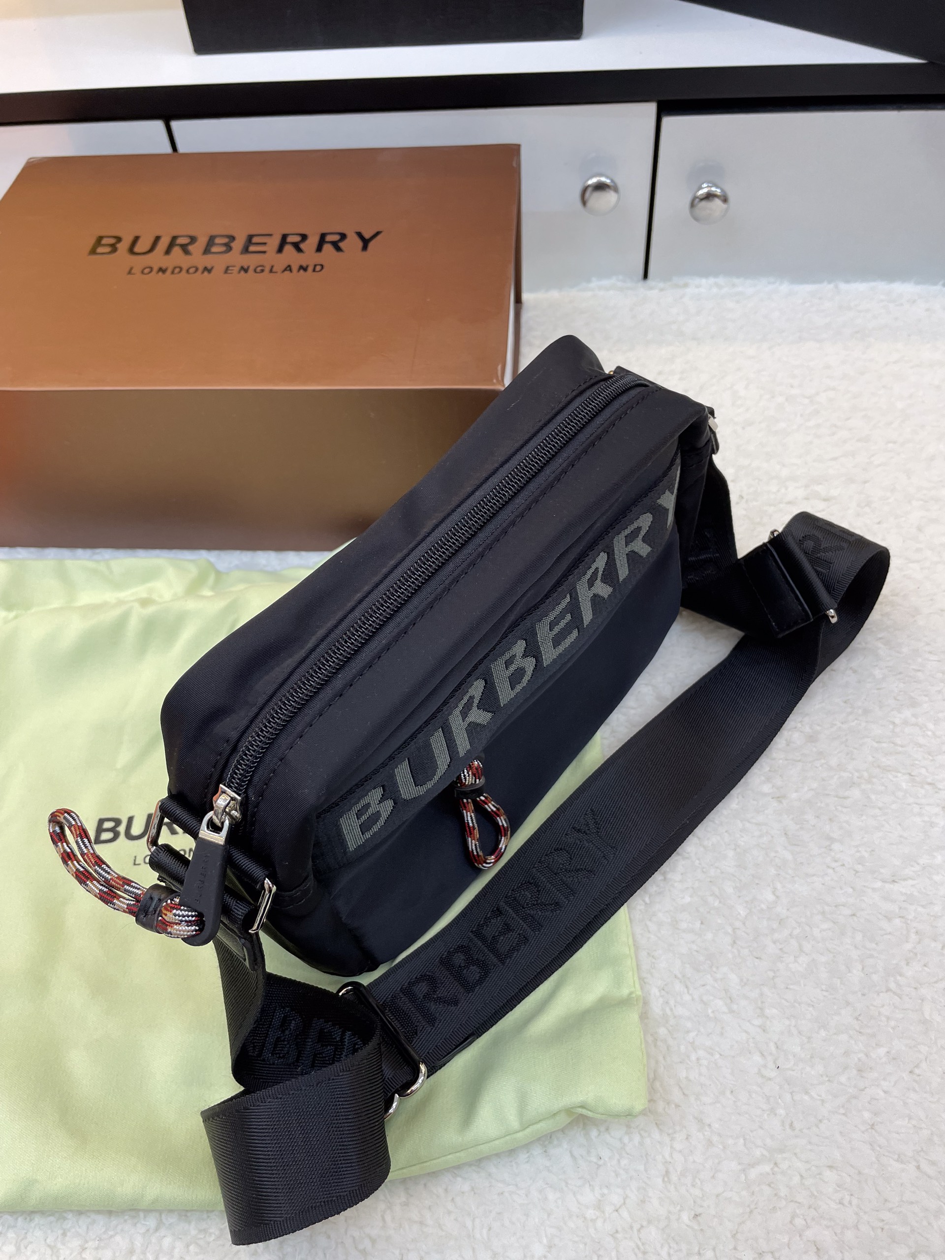 Túi Xách Burberry Super Nylon Crossbody  Bag Màu Đen Size 22cm