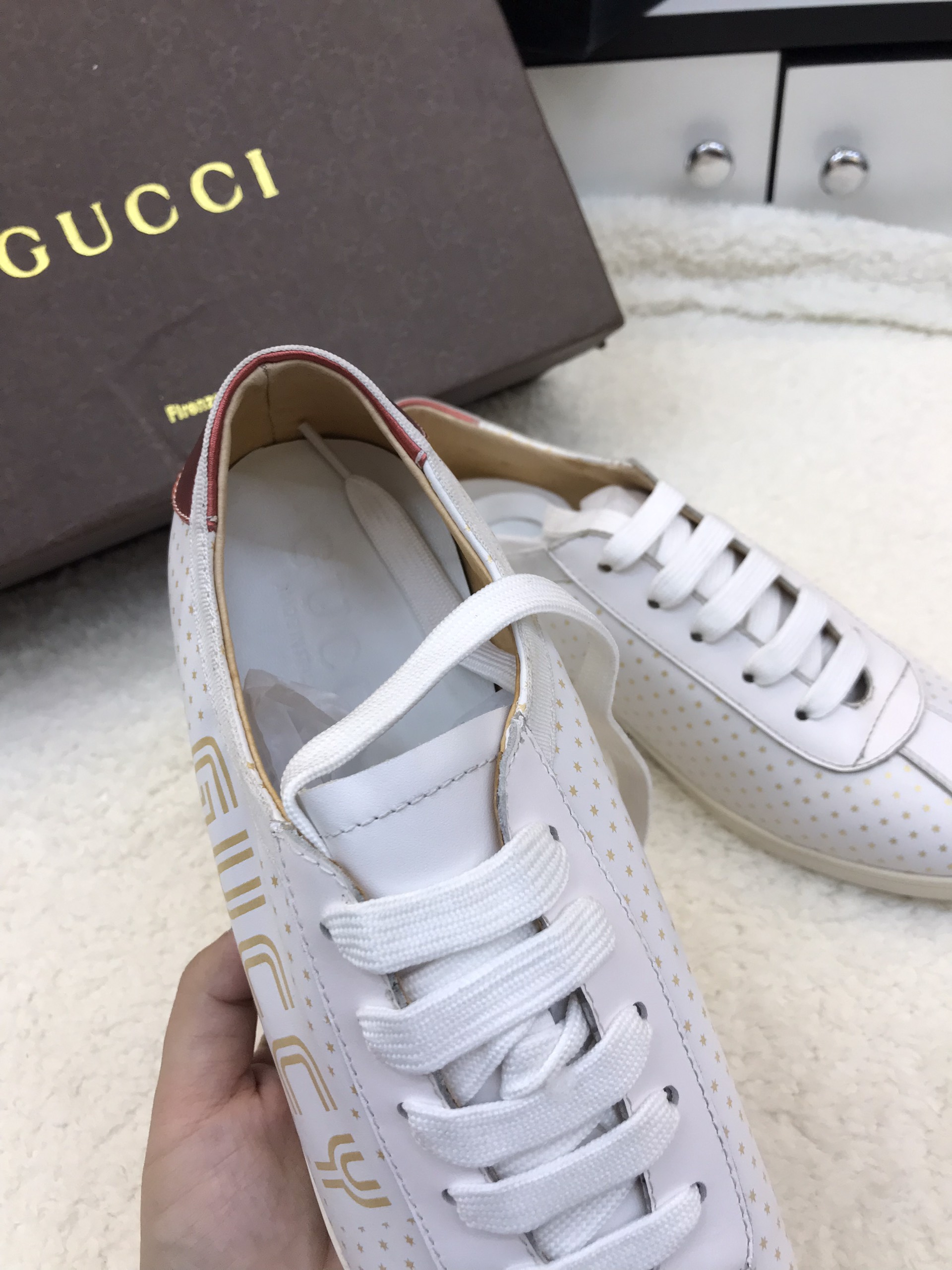 Giày Gucci Super Nữ Màu Trắng Logo Vàng Họa Tiết Chấm Bi Size 39