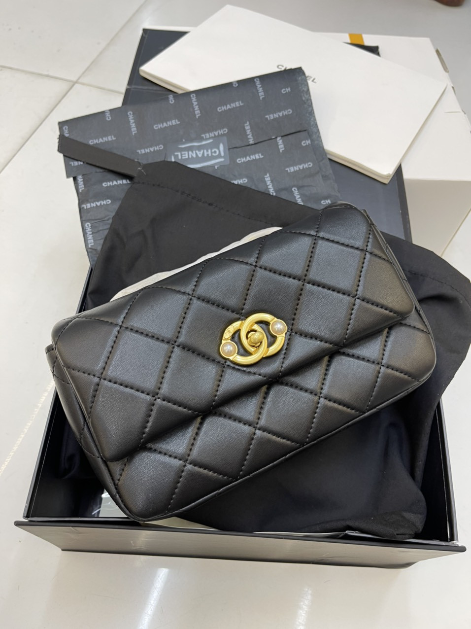 Túi Xách Chanel Super Classic Khóa Hạt Ngọc Màu Đen Size 22cm