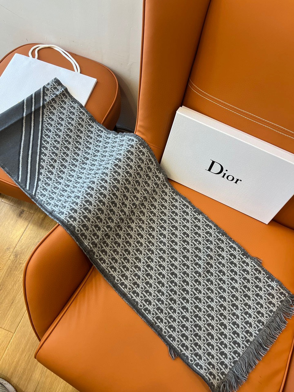 Khăn Choàng Dior Len Kết Hợp Tơ Tằm Màu Xám Logo Trắng Size 33*200cm