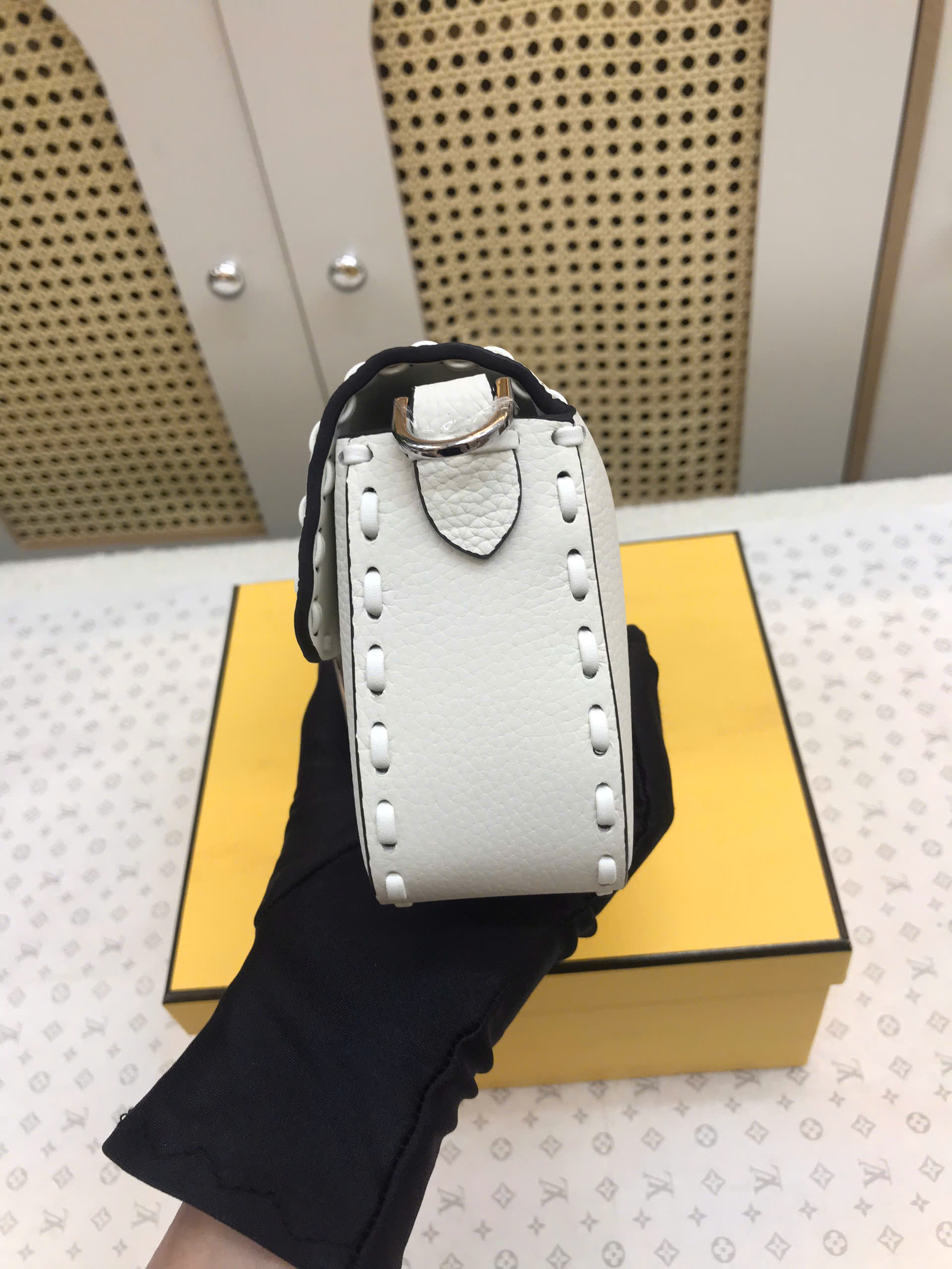 Túi Fendi Baguette Ice White Selleria Bag Vip Màu Trắng Size 27 cm