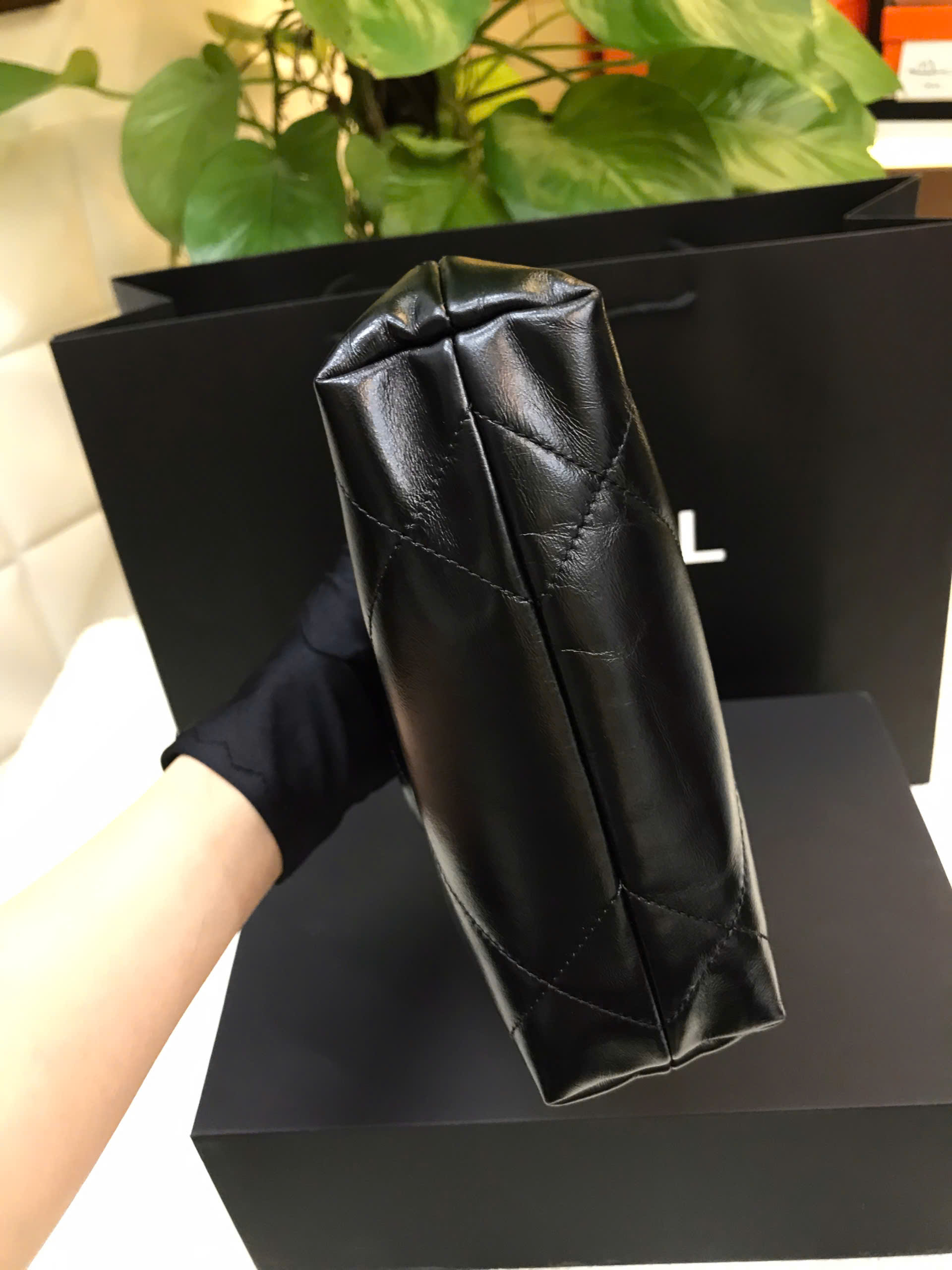 Túi Chanel 22 Shiny Calfskin Gold Tone Metal Black Mini Siêu Cấp Size 20cm