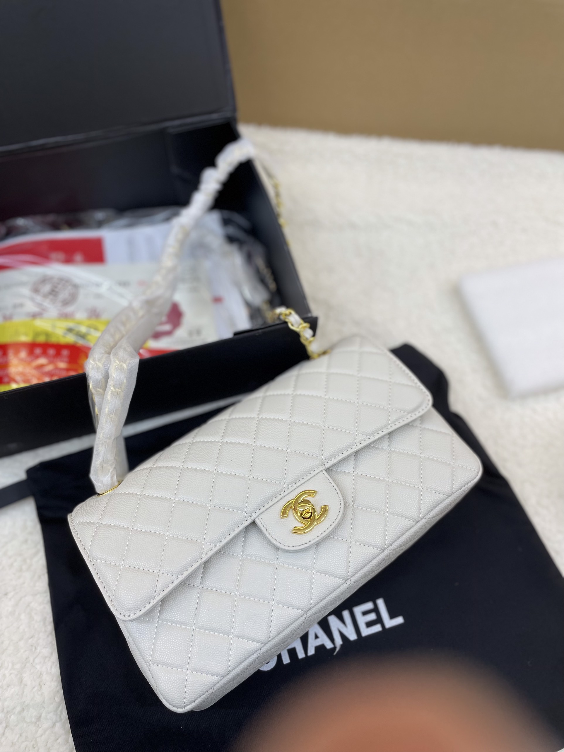 Túi Xách Chanel Classic Super Da Hạt Màu Trắng Khóa Vàng Size 26cm