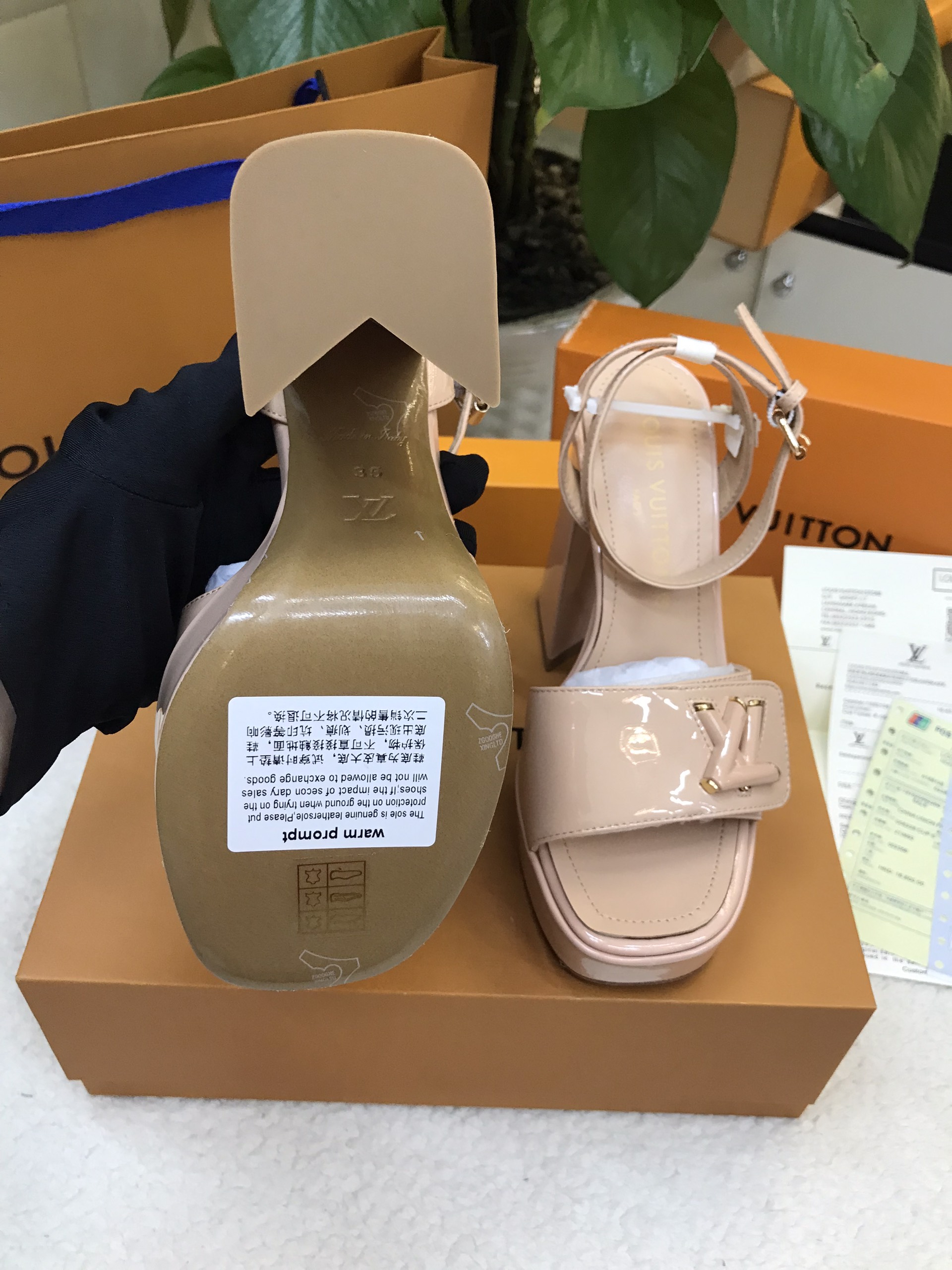 Giày LV Shake Sandal Siêu Cấp Màu Nude Size 35 1ABPAC